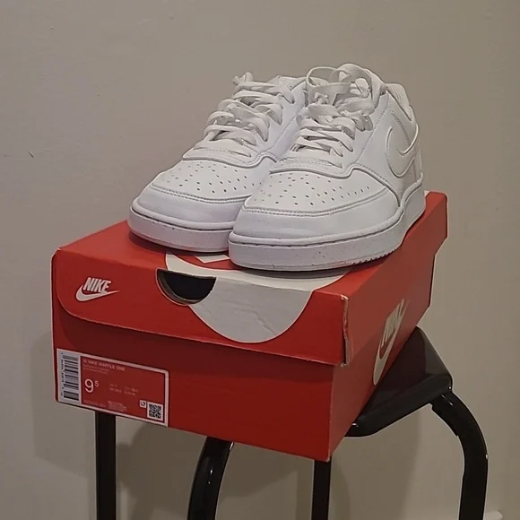 Sneakers 👟 - Picture 2 of 5